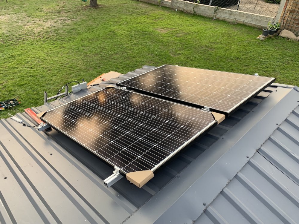 Aufs Dach gestiegen - die Mini PV Anlage ist montiert | SmartHome Blog